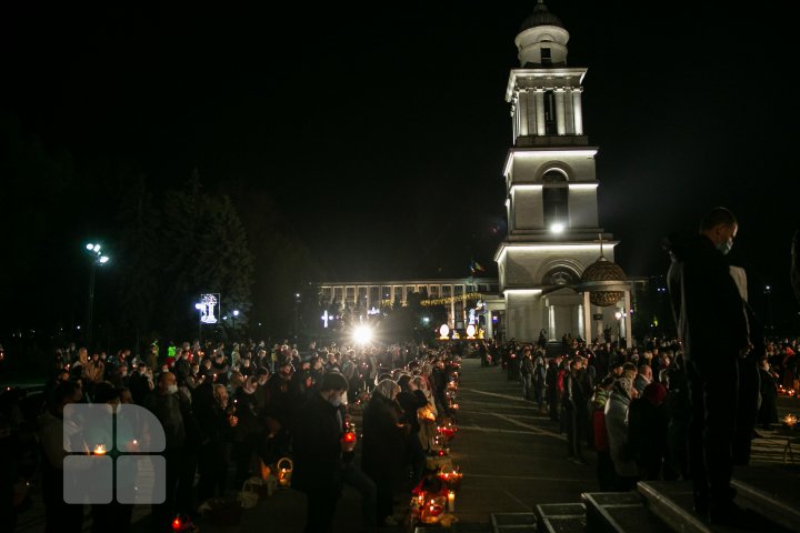 Noaptea de Înviere la Catedrala Mitropolitană (FOTOREPORT)