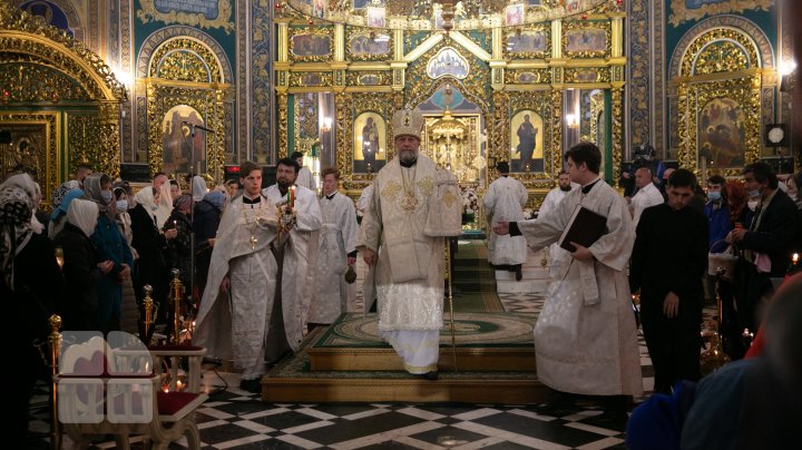 Noaptea de Înviere la Catedrala Mitropolitană (FOTOREPORT)