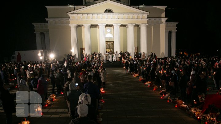 Noaptea de Înviere la Catedrala Mitropolitană (FOTOREPORT)