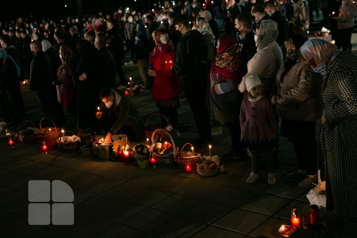 Noaptea de Înviere la Catedrala Mitropolitană (FOTOREPORT)