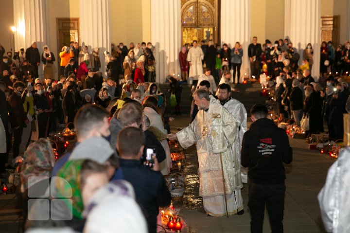 Noaptea de Înviere la Catedrala Mitropolitană (FOTOREPORT)