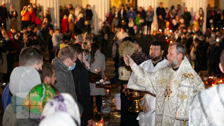 Noaptea de Înviere la Catedrala Mitropolitană (FOTOREPORT)