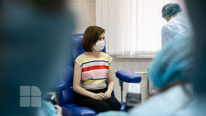 Președintele Maia Sandu s-a vaccinat cu prima doză de vaccin AstraZeneca (FOTO)