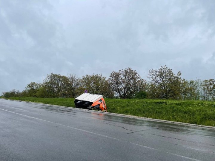 Accident în apropiere de Peresecina. Un bărbat, transportat la spital, în urma unui impact violent între două vehicule (VIDEO/FOTO)