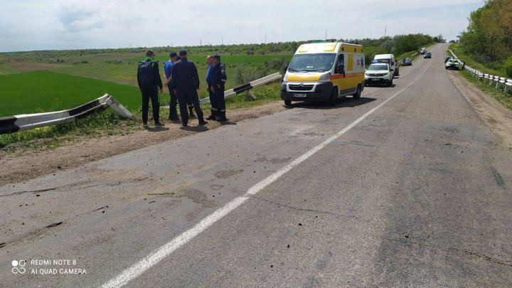 Accident GRAV în raionul Cahul. Șoferul a murit pe loc, iar alți membri ai familiei au fost duși la spital. Un copil de un an, internat la reanimare (FOTO)