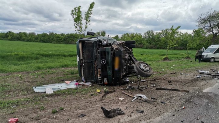 ACCIDENT GRAV în apropiere de Bălți, cu implicarea unui microbuz de rută. Sunt VICTIME (VIDEO)