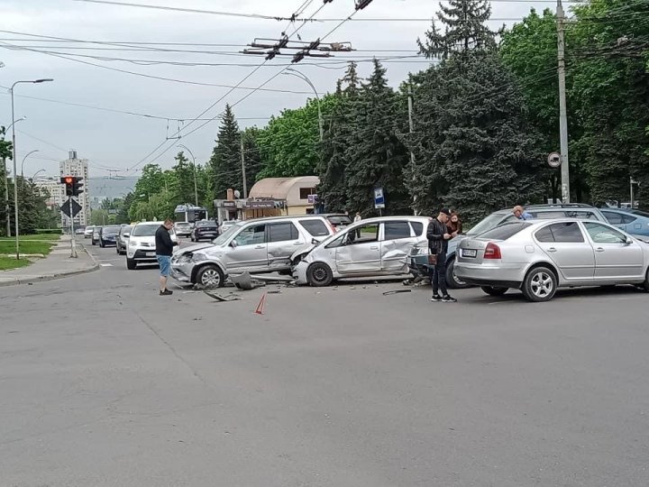 Accident rutier pe strada Independenței. Patru mașini au fost accidentate (FOTO)