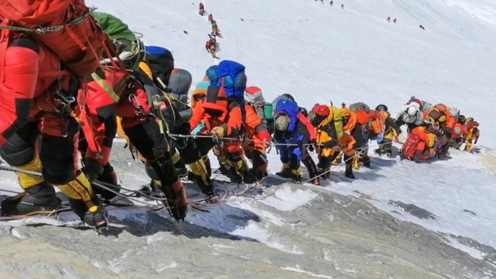 Ascensiunile pe Everest continuă, deși s-a relatat despre un focar de COVID-19 în tabăra de bază