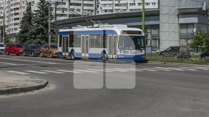 Călătorește gratis cu troleibuzul. Un copil din Chișinău se agață de vehicul și se plimbă prin Capitală. Ce spune poliția