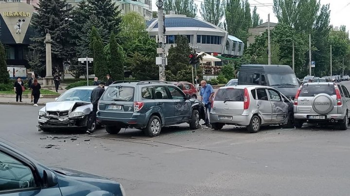 Accident rutier pe strada Independenței. Patru mașini au fost accidentate (FOTO)