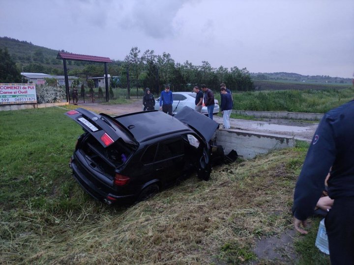 Accident violent lângă Bozieni. Un BMW a ajuns într-un șanț, unde s-a izbit într-un podeț (FOTO)