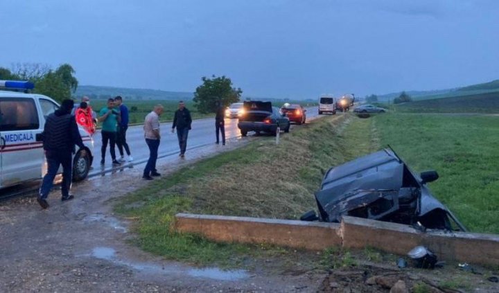 Accident violent lângă Bozieni. Un BMW a ajuns într-un șanț, unde s-a izbit într-un podeț (FOTO)