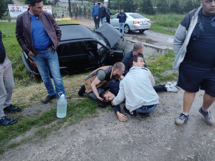 Accident violent lângă Bozieni. Un BMW a ajuns într-un șanț, unde s-a izbit într-un podeț (FOTO)