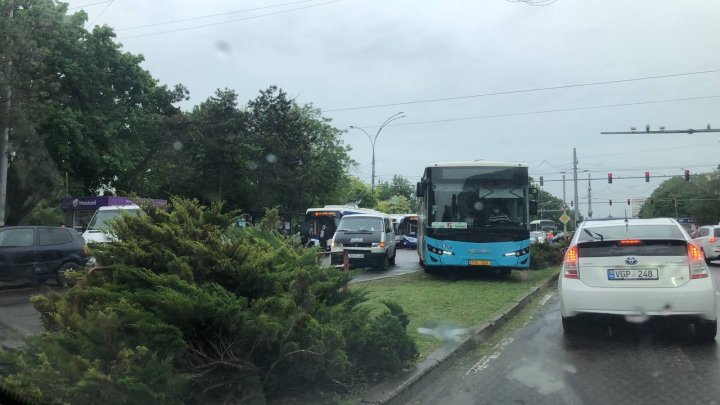 Accident rutier pe bulevardul Dacia din Capitală. Patru maşini, avariate (FOTO/VIDEO)