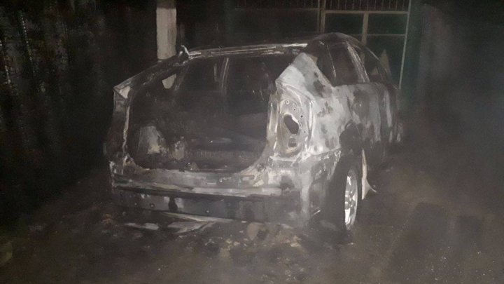 Mașina unei companii de taxi a explodat și a ars în totalitate