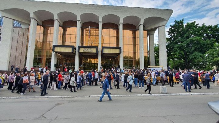 (VIDEO) Cu o oră înainte de lansarea maratonului, sute de oameni au prins rând să se vaccineze. Cei mai mulți vor Pfizer