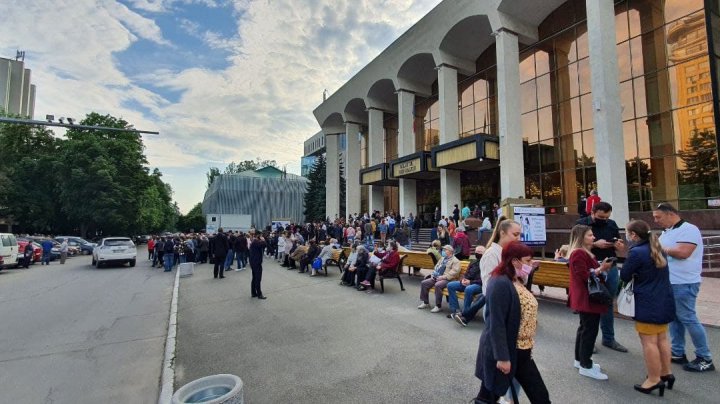 (VIDEO) Cu o oră înainte de lansarea maratonului, sute de oameni au prins rând să se vaccineze. Cei mai mulți vor Pfizer