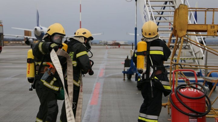 Exercițiu de amploare pe Aeroportul Internațional Chișinău. 60 de pompieri cu 15 autospeciale, la fața locului (FOTO)