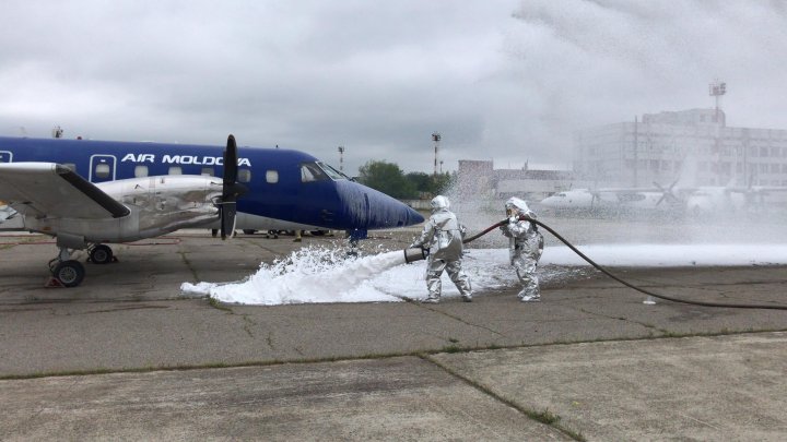 Exercițiu de amploare pe Aeroportul Internațional Chișinău. 60 de pompieri cu 15 autospeciale, la fața locului (FOTO)