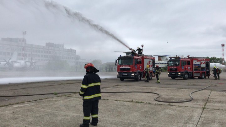 Exercițiu de amploare pe Aeroportul Internațional Chișinău. 60 de pompieri cu 15 autospeciale, la fața locului (FOTO)