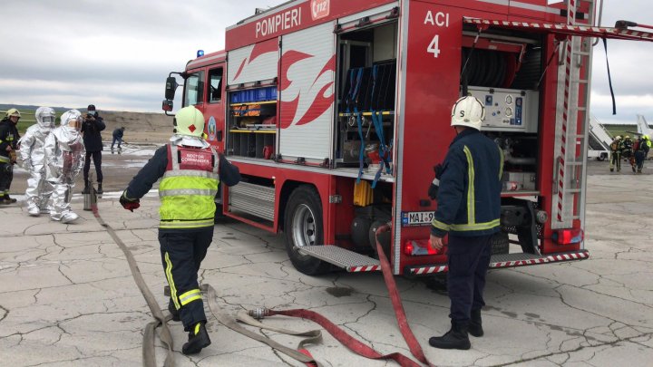 Exercițiu de amploare pe Aeroportul Internațional Chișinău. 60 de pompieri cu 15 autospeciale, la fața locului (FOTO)