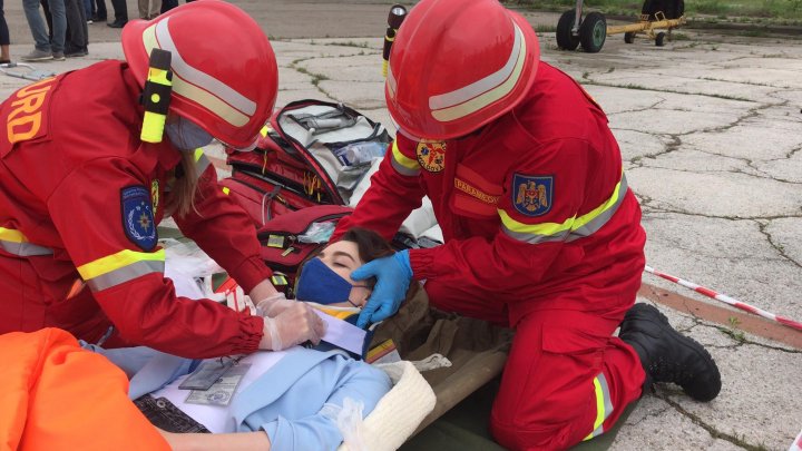 Exercițiu de amploare pe Aeroportul Internațional Chișinău. 60 de pompieri cu 15 autospeciale, la fața locului (FOTO)