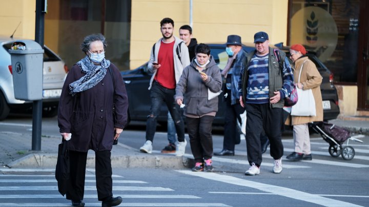 România: Din 15 mai, masca de protecţie nu mai este obligatorie în exterior, cu câteva excepţii