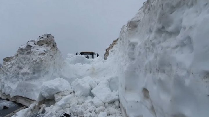 Cum arată Piscul Negru, pe Transfăgărășan, la sfârșit de primăvară. Imagini cu operațiunile de deszăpezire pe cea mai frumoasă șosea din România