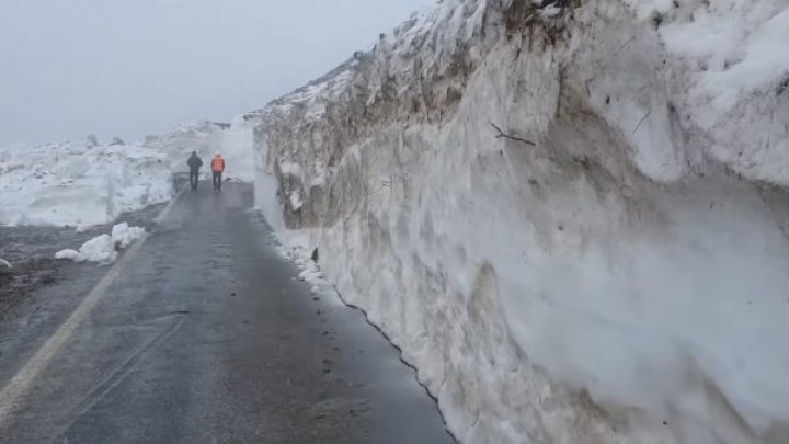 Cum arată Piscul Negru, pe Transfăgărășan, la sfârșit de primăvară. Imagini cu operațiunile de deszăpezire pe cea mai frumoasă șosea din România