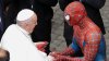 Spiderman a apărut la Vatican la audiențele Papei Francisc și i-a oferit acestuia un cadou (VIDEO)