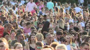 Concert cu 3000 de oameni la Teatrul Verde din Chişinău. Spectatorii au renunţat la măşti şi nu au respectat distanța socială