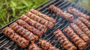 Te vaccinezi împotriva COVID-19 la Piaţa Obor şi primeşti o porție gratis de mici