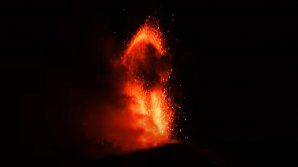 Vulcanii Etna şi Stromboli au erupt din nou, aruncând fântâni de lavă (VIDEO)