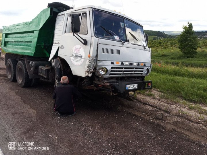 Accident la Ialoveni. Un bărbat a fost prins între fiare, după ce automobilul pe care îl conducea s-a ciocnit cu un Kamaz (FOTO)