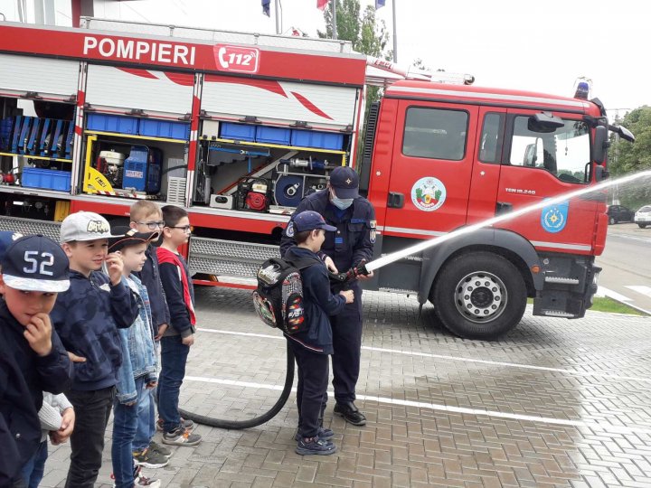 Ziua Internaţională a Copiilor. Peste 70 de pici din Capitală au mers în vizită la IGSU (FOTO)