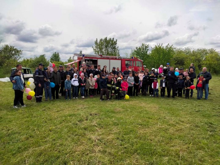 Ziua Internaţională a Copiilor. Peste 70 de pici din Capitală au mers în vizită la IGSU (FOTO)