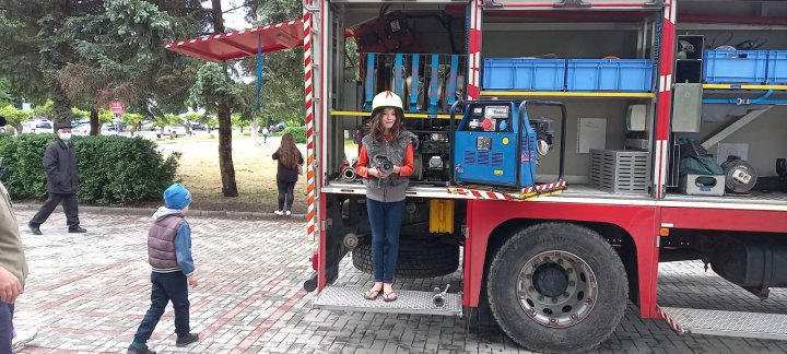 Ziua Internaţională a Copiilor. Peste 70 de pici din Capitală au mers în vizită la IGSU (FOTO)