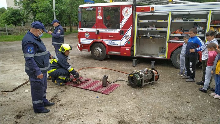 Ziua Internaţională a Copiilor. Peste 70 de pici din Capitală au mers în vizită la IGSU (FOTO)