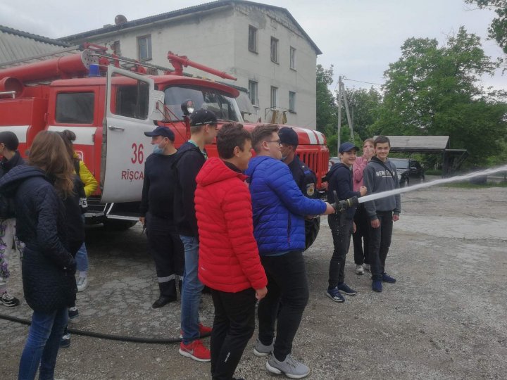 Ziua Internaţională a Copiilor. Peste 70 de pici din Capitală au mers în vizită la IGSU (FOTO)