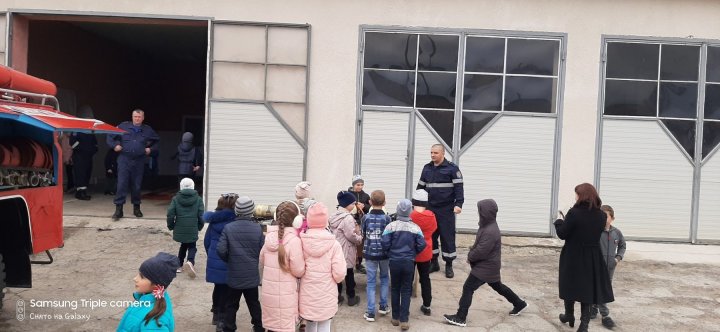 Ziua Internaţională a Copiilor. Peste 70 de pici din Capitală au mers în vizită la IGSU (FOTO)