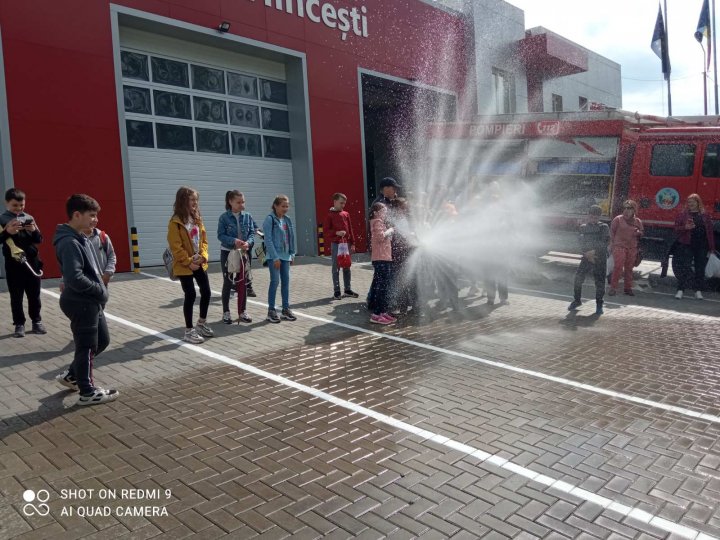 Ziua Internaţională a Copiilor. Peste 70 de pici din Capitală au mers în vizită la IGSU (FOTO)