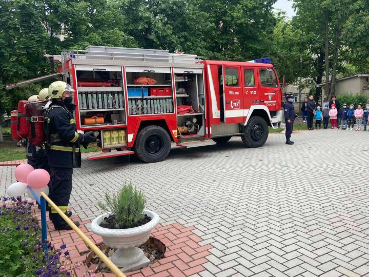 Ziua Internaţională a Copiilor. Peste 70 de pici din Capitală au mers în vizită la IGSU (FOTO)