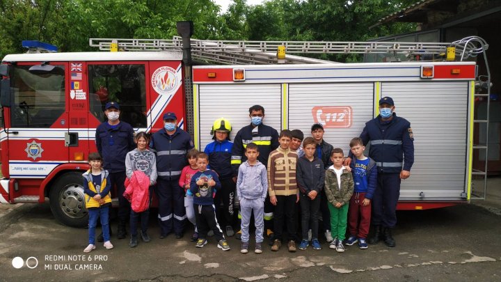 Ziua Internaţională a Copiilor. Peste 70 de pici din Capitală au mers în vizită la IGSU (FOTO)