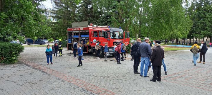 Ziua Internaţională a Copiilor. Peste 70 de pici din Capitală au mers în vizită la IGSU (FOTO)