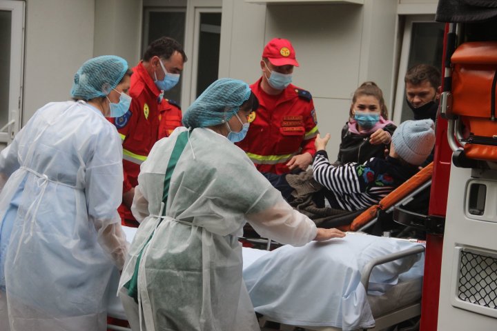 O nouă intervenţie SMURD în Moldova. O femeie care a suferit un atac vascular la Moscova, transportată la Chişinău (FOTO/VIDEO)