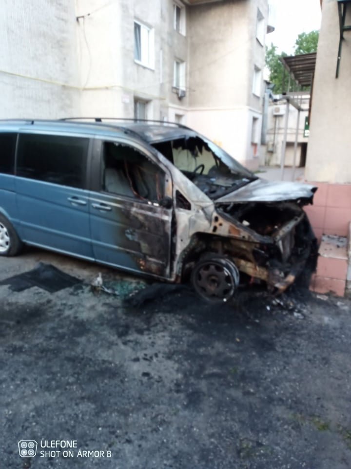 Noapte de foc în sectorul Botanica din Capitală. Patru automobile au fost mistuite de flăcări (FOTO/VIDEO)