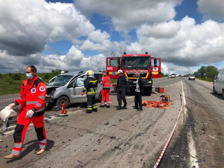 Accident la Ialoveni. Un bărbat a fost prins între fiare, după ce automobilul pe care îl conducea s-a ciocnit cu un Kamaz (FOTO)