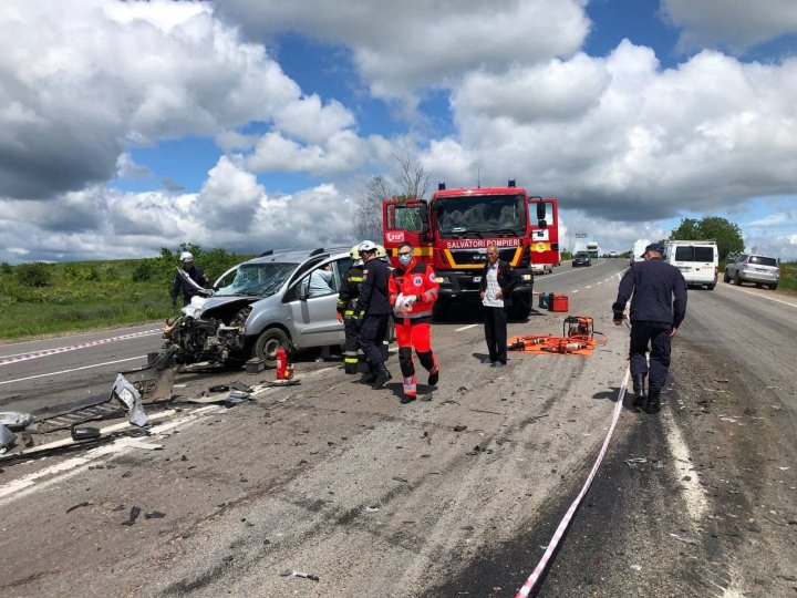 Accident la Ialoveni. Un bărbat a fost prins între fiare, după ce automobilul pe care îl conducea s-a ciocnit cu un Kamaz (FOTO)