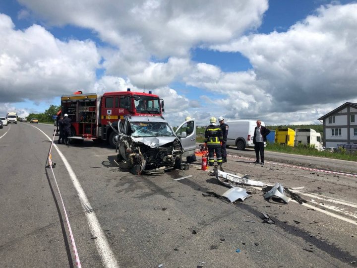 Accident la Ialoveni. Un bărbat a fost prins între fiare, după ce automobilul pe care îl conducea s-a ciocnit cu un Kamaz (FOTO)