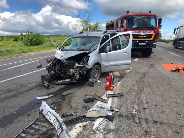 Accident la Ialoveni. Un bărbat a fost prins între fiare, după ce automobilul pe care îl conducea s-a ciocnit cu un Kamaz (FOTO)